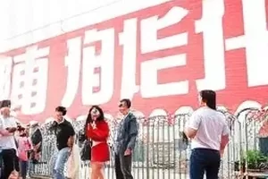 旧居民楼阳台外的晾衣绳与穿堂风，用于《旧楼有风》封面