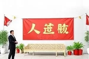 老式缝纫机与窗台上的布料，用于《四月的缝纫机》封面