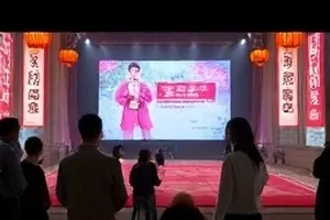 清晨公交车厢内沉默的乘客群像，用于《早班车里的沉默者》封面